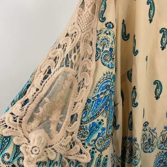 Unique Spectrum Paisley Print Lace Cut Out Sleeve Top - Picture 4 of 9